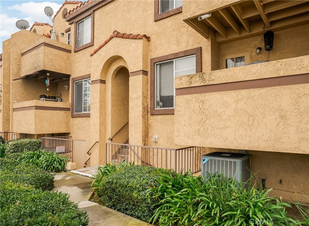 8615 Beverly 6