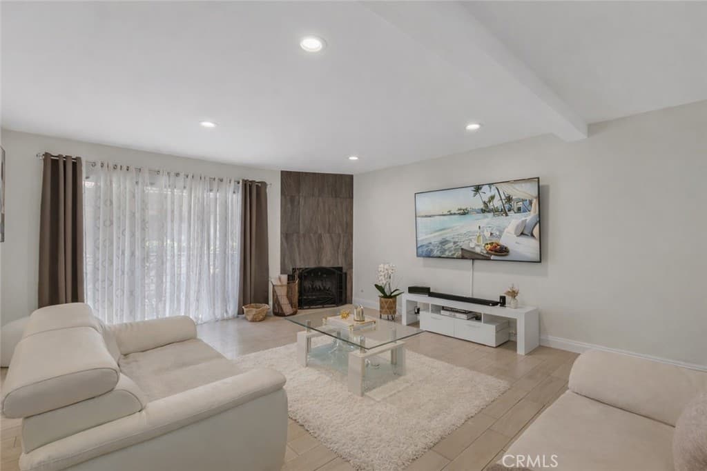10011 Topanga Canyon 1