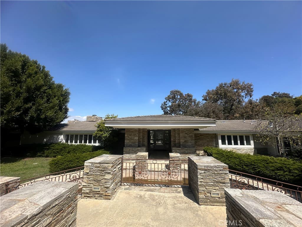 60 Crest Road E