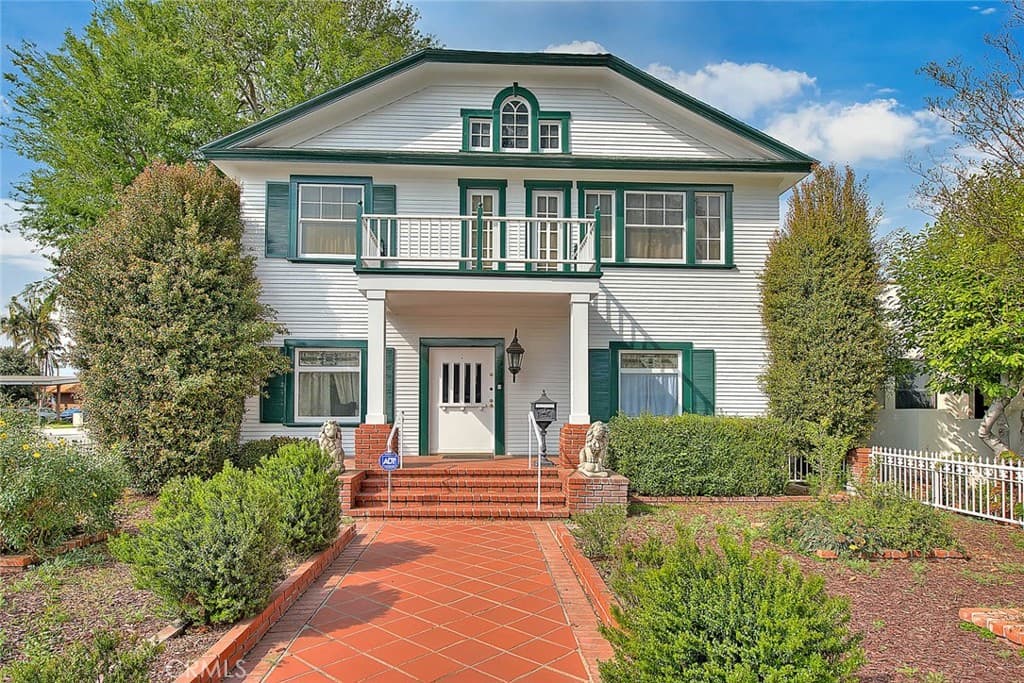 477 W Center