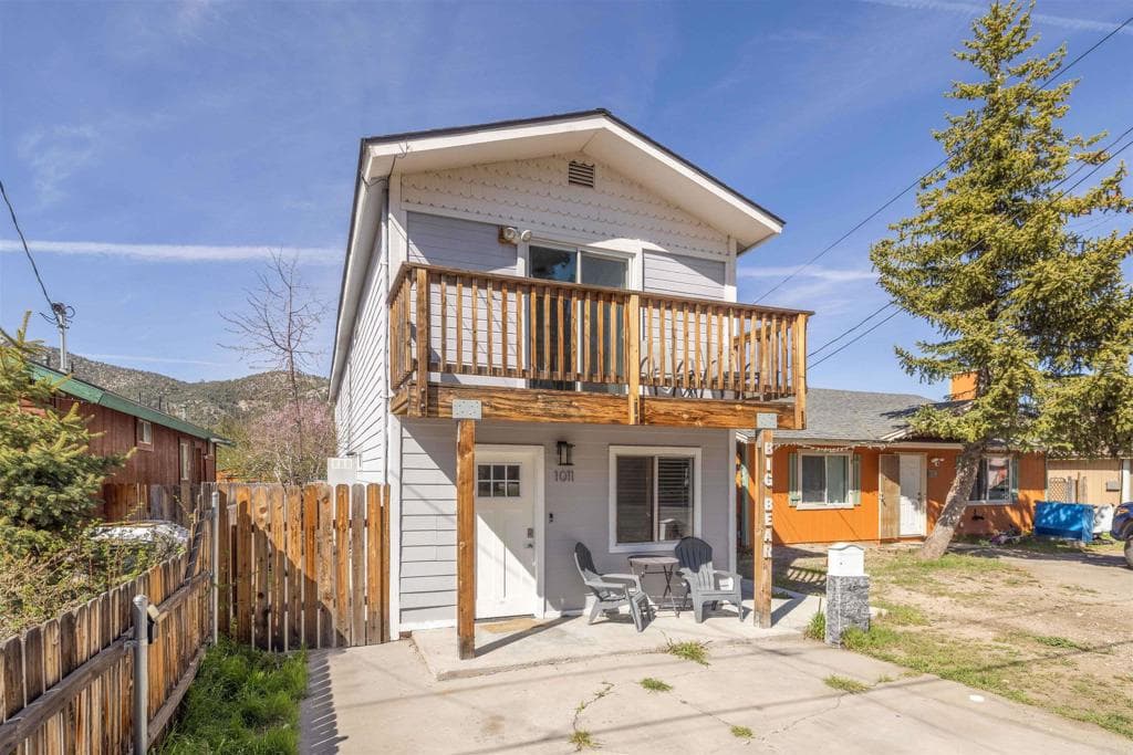 1011 W Fairway