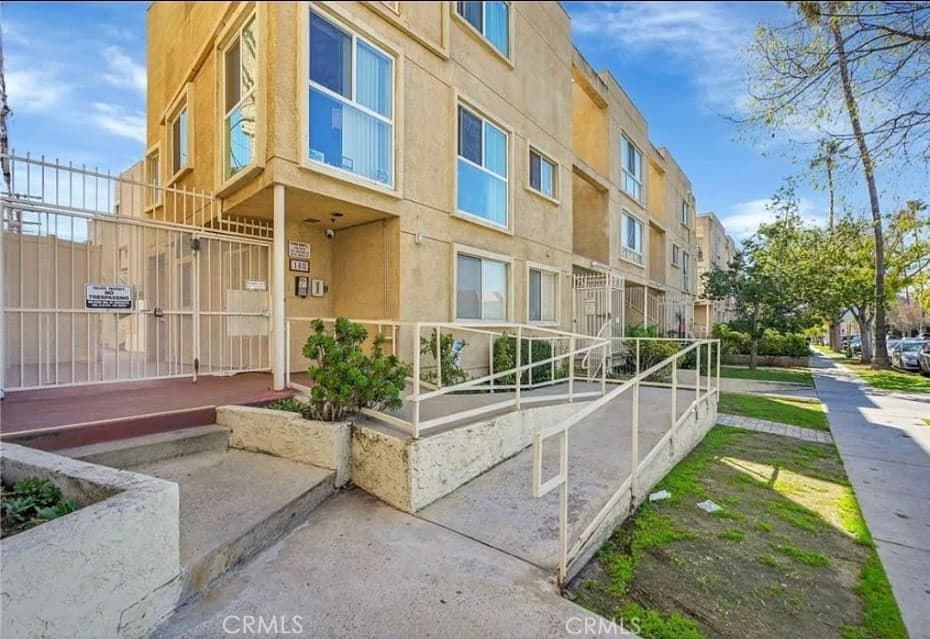 108 W Maple Street 7
