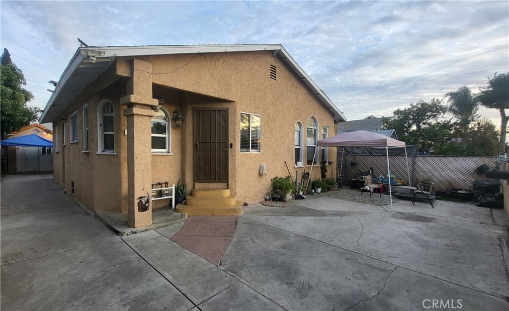 946 S Ferris