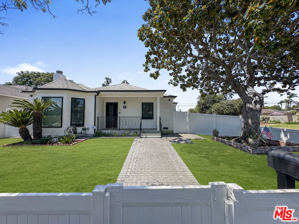 1901 S Point View Street