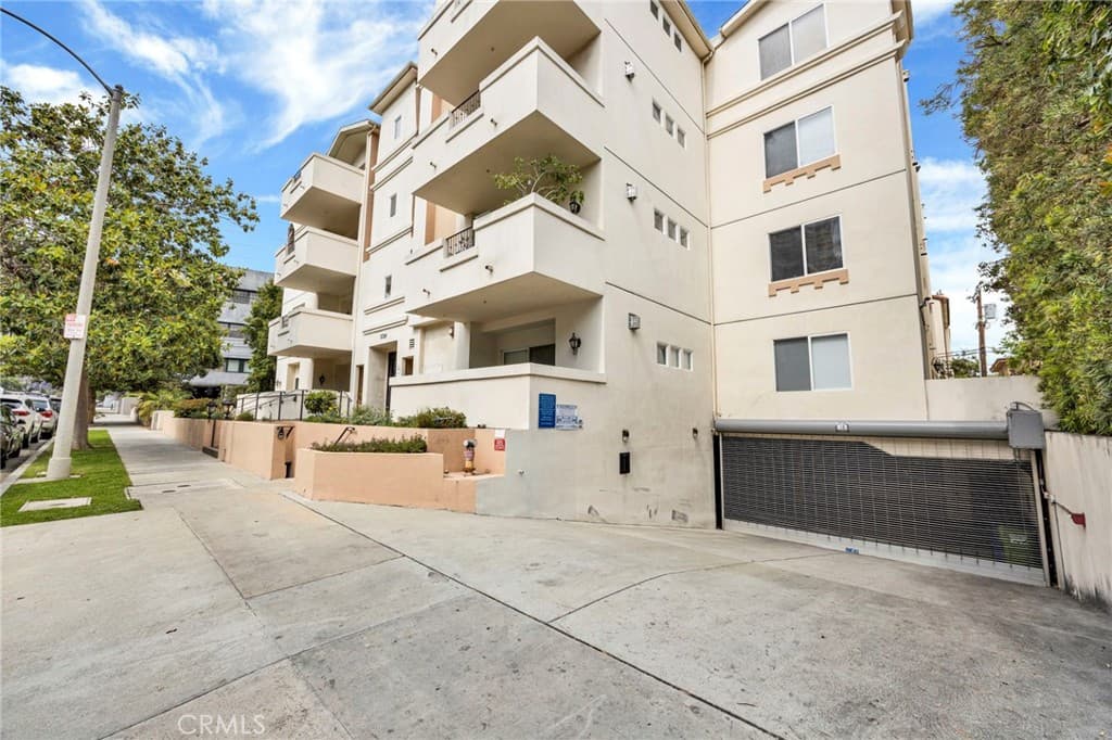 1726 S Bentley Avenue 403
