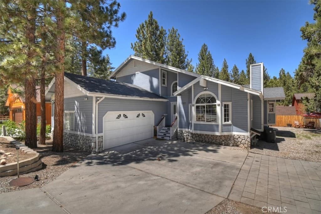 737 E Mountain View