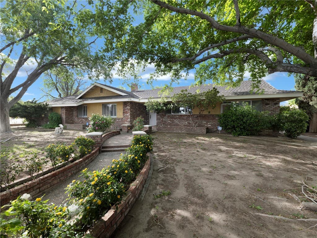 1150 E Lancaster