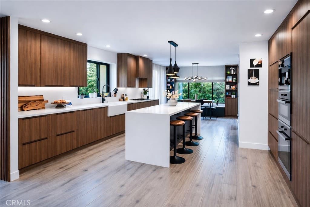 5001 Lakeview Canyon