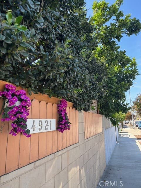 4921 S Centinela