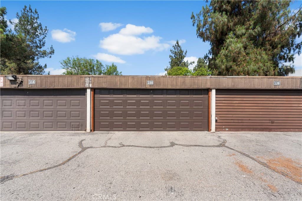9600 Van Nuys 220