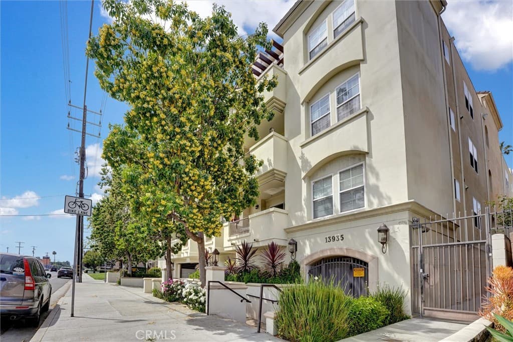 13935 Burbank Boulevard 105