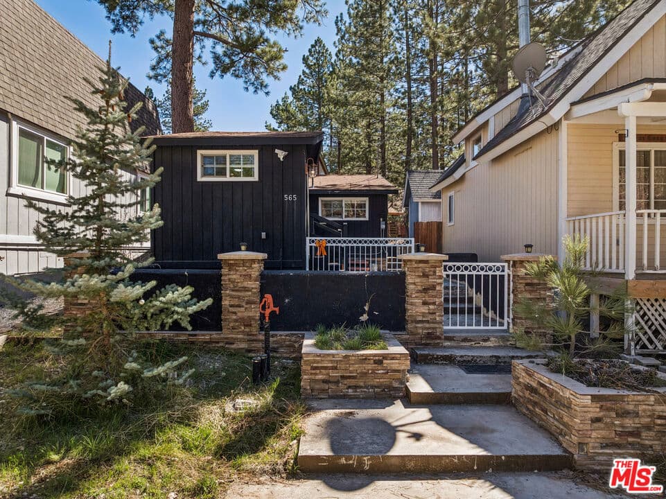 565 Lakewood Lane