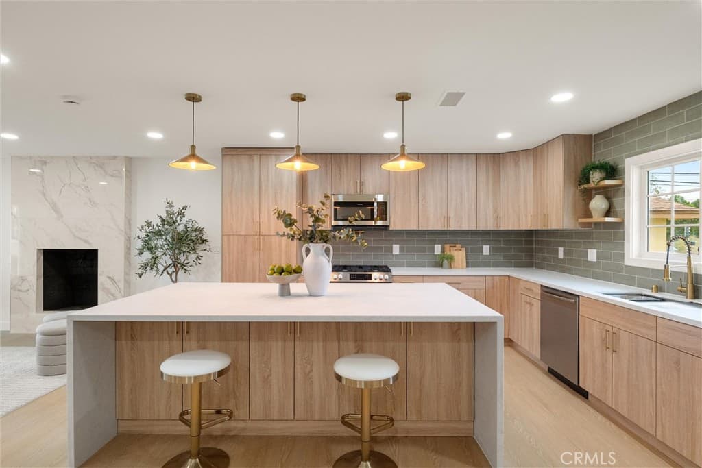 606 E Turmont