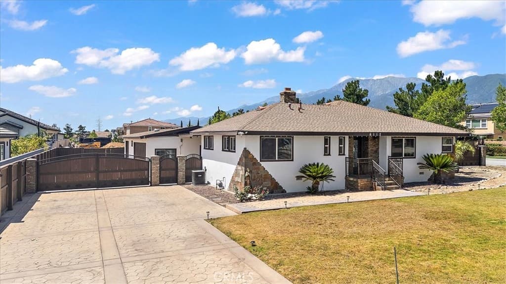 6112 Maloof Avenue