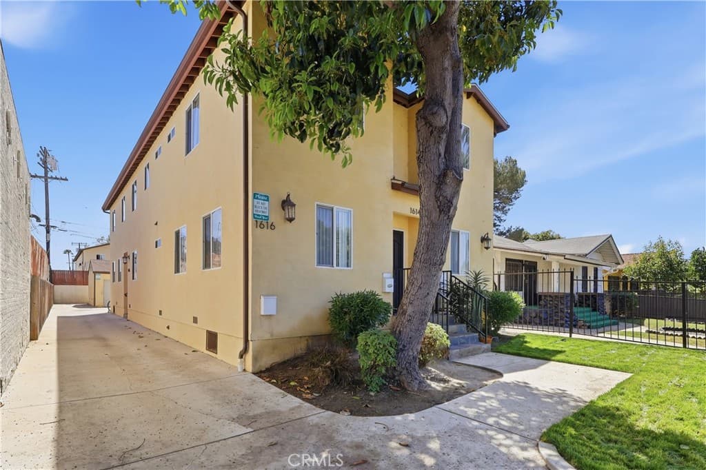 1614 W 39th Place