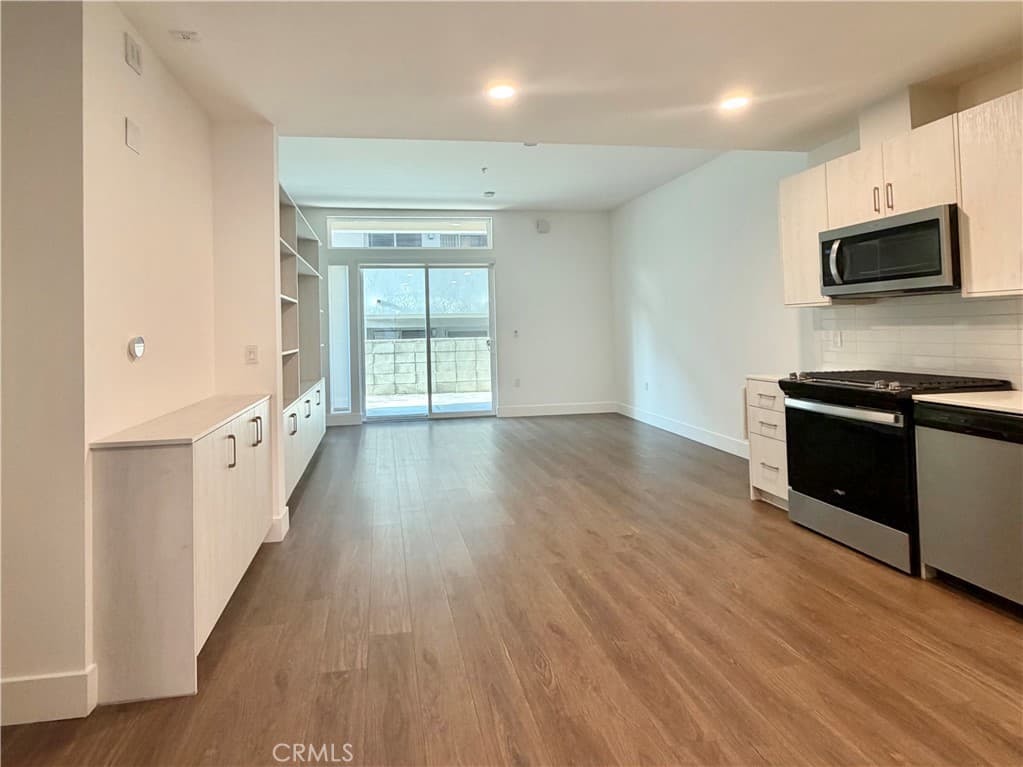 709 E Walnut Street 222