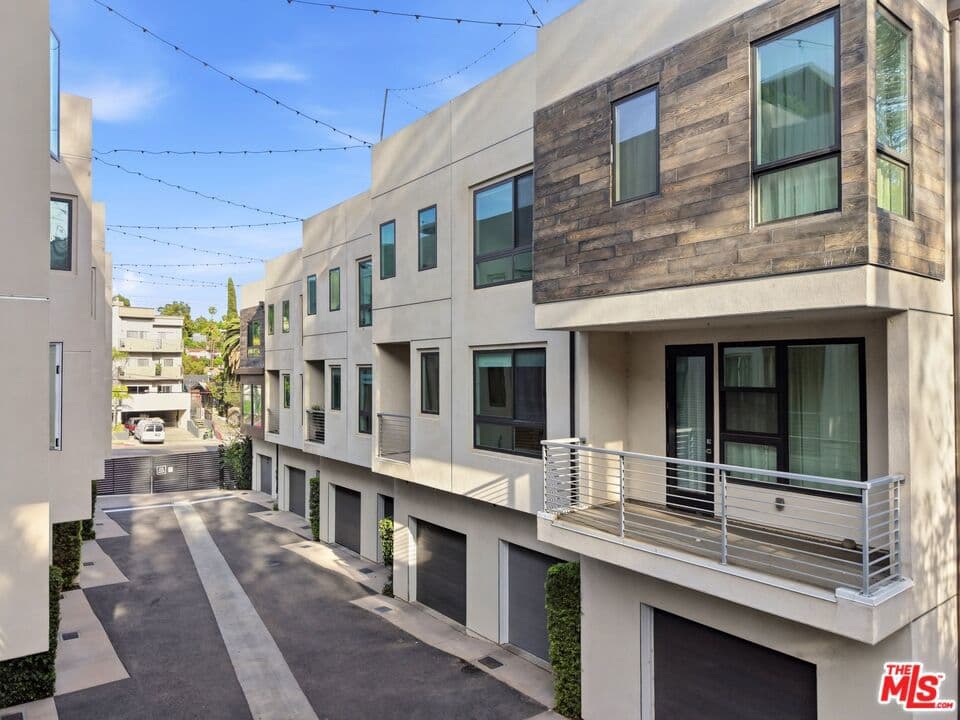2111 N Cahuenga Boulevard 11