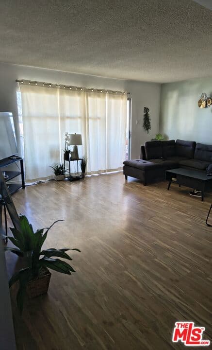 855 Victor Avenue 305
