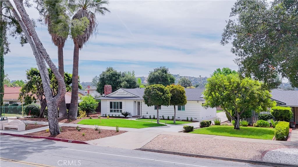 662 E Foothill