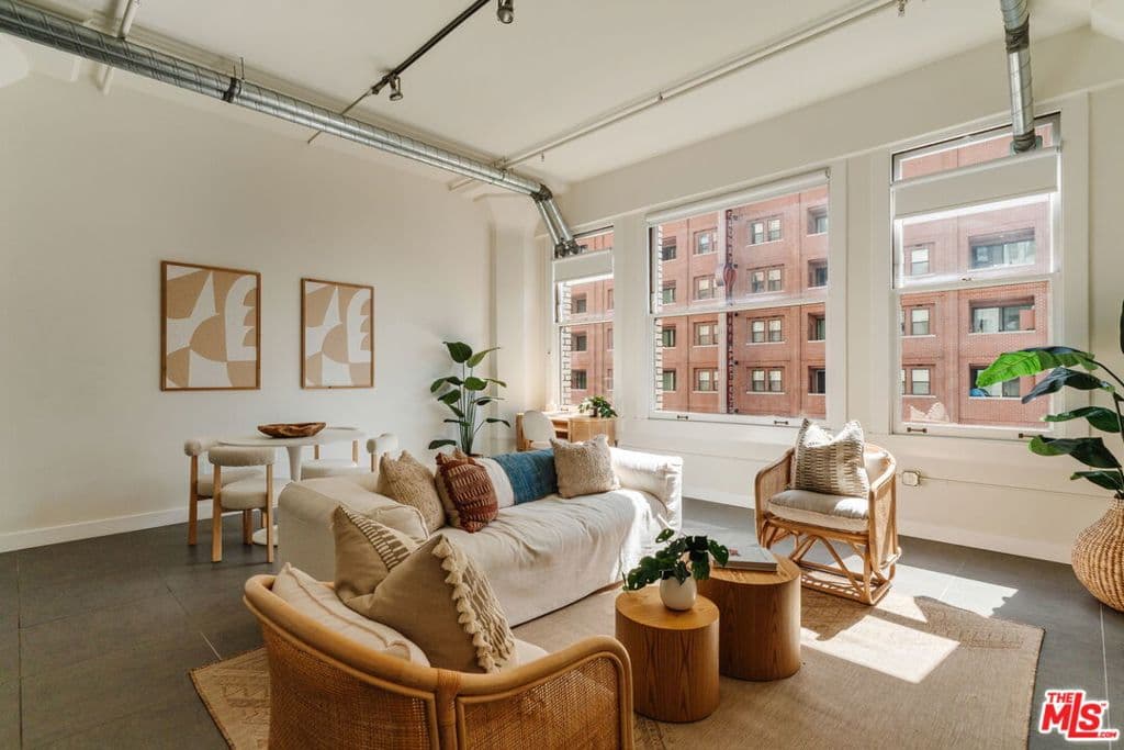 939 S Broadway 404