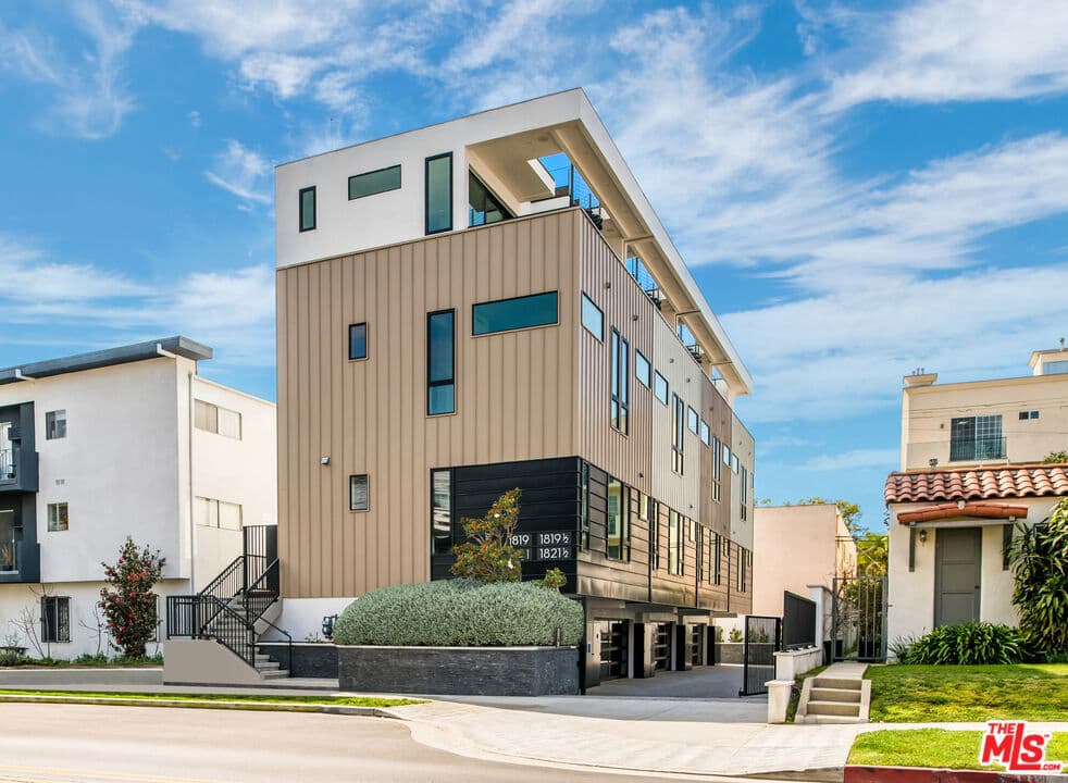 1819 1/2 Veteran Avenue