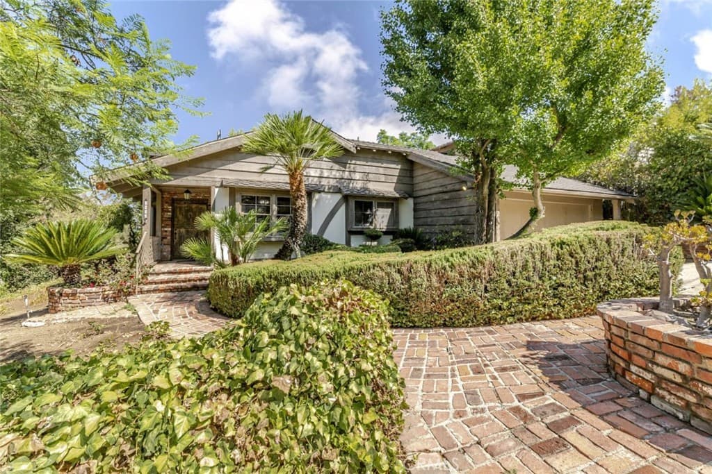 3852 Eureka Drive