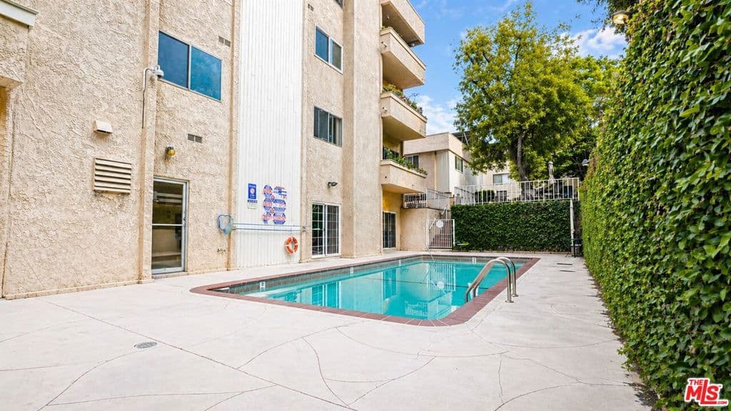 5139 Balboa Boulevard 12