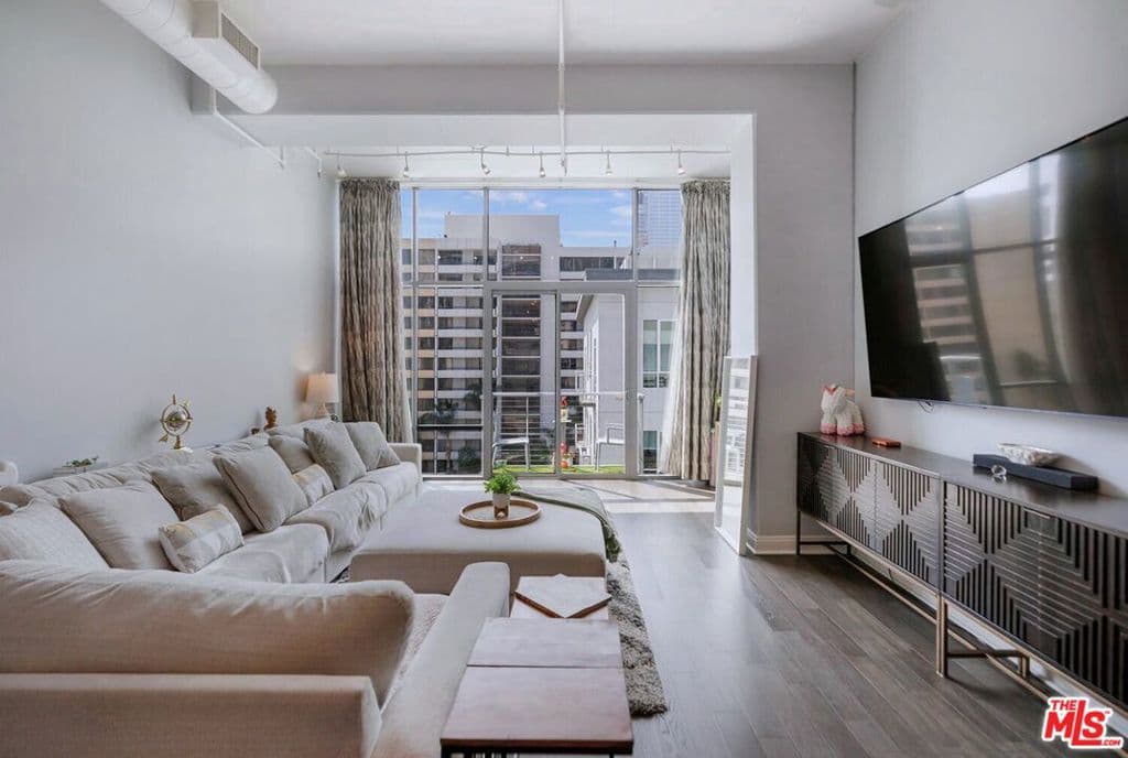 645 W 9th Street 740