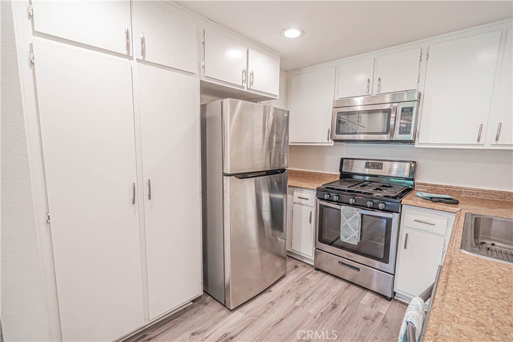 1342 E Hillcrest 17