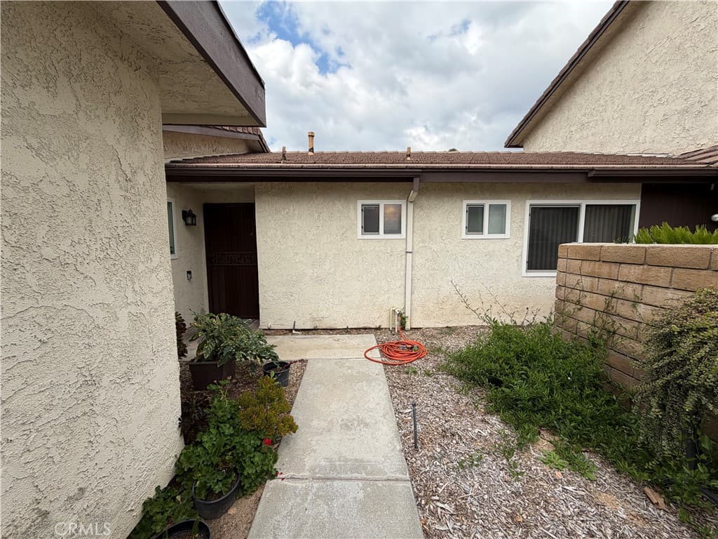 2110 Hawthorne Court