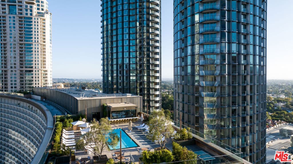 211 W Elm Court 9D