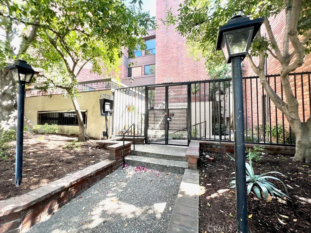 700 S Lake Avenue 111