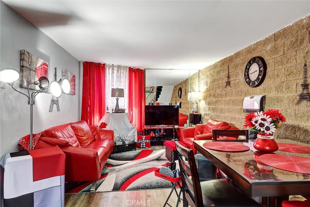 240 W Queen Street 9