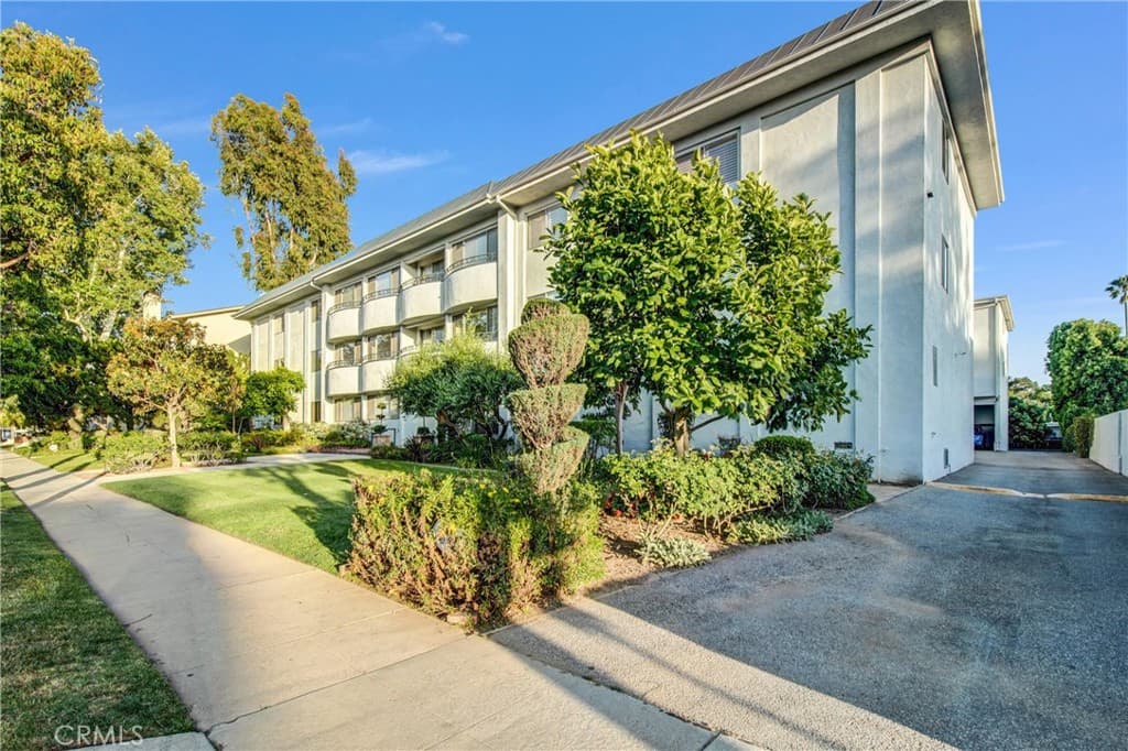 972 E California 304