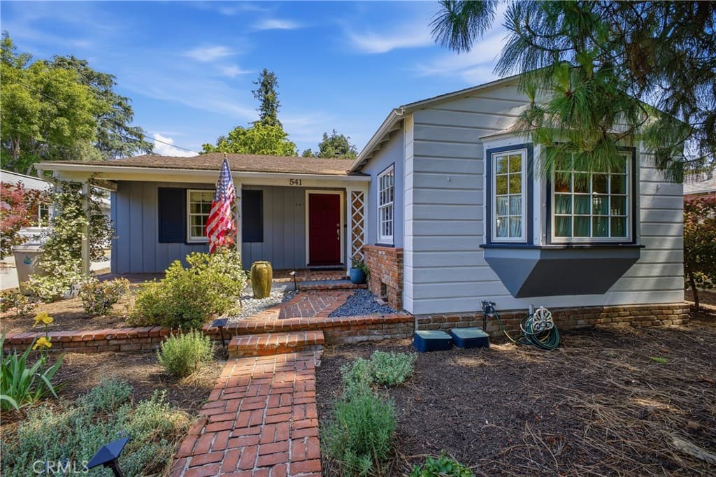 541 E Woodbury