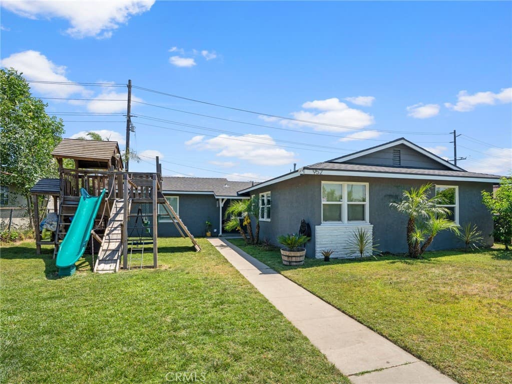 952 E La Verne