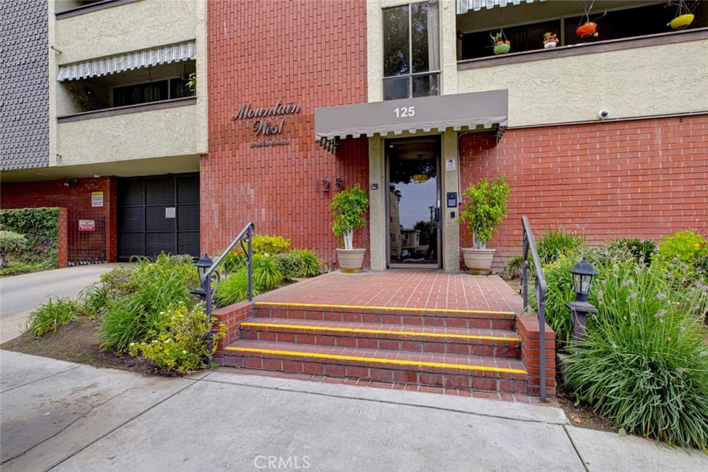 125 W Mountain Street 216