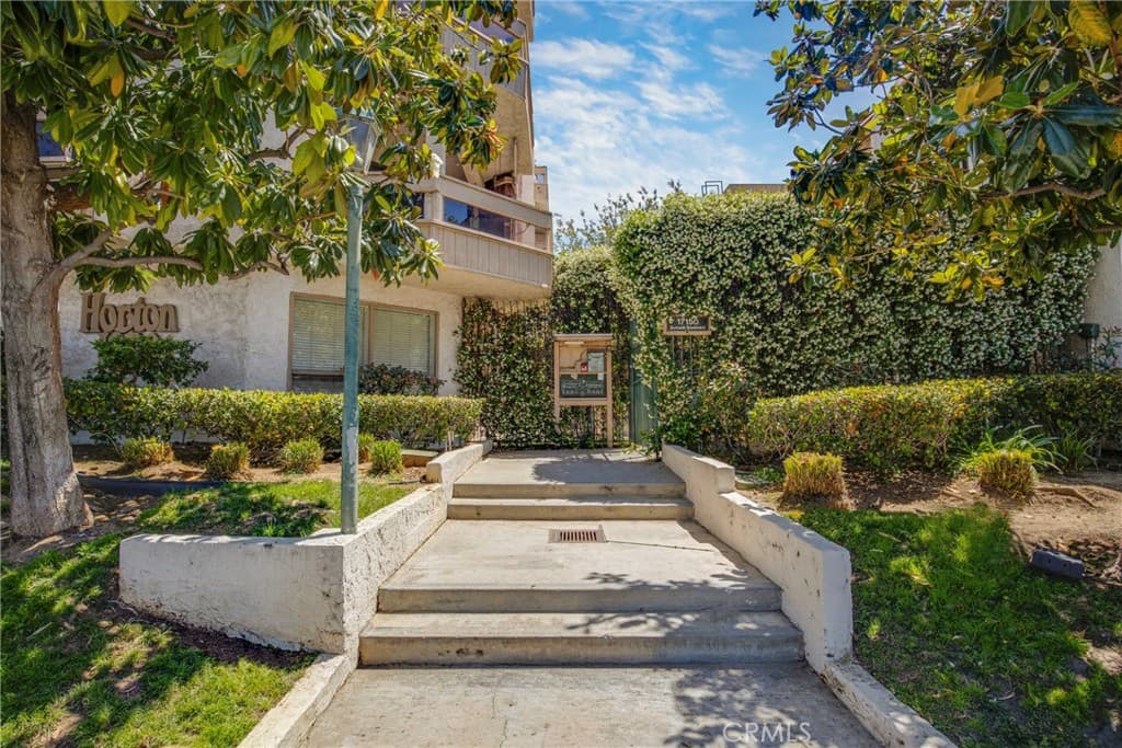 17150 Burbank 23