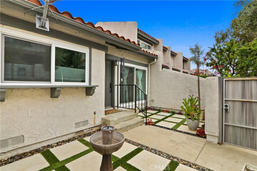 820 W 232nd