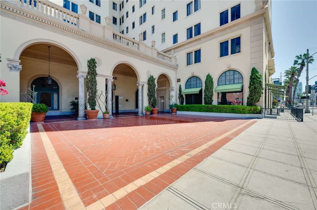 315 W 3rd 1011