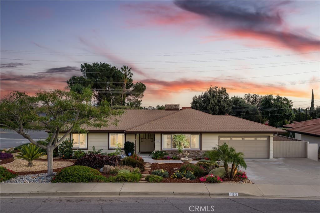 102 W Monterrey Drive