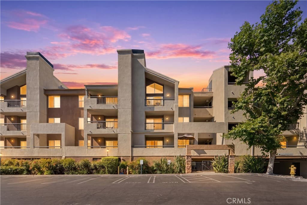 5535 Canoga 332