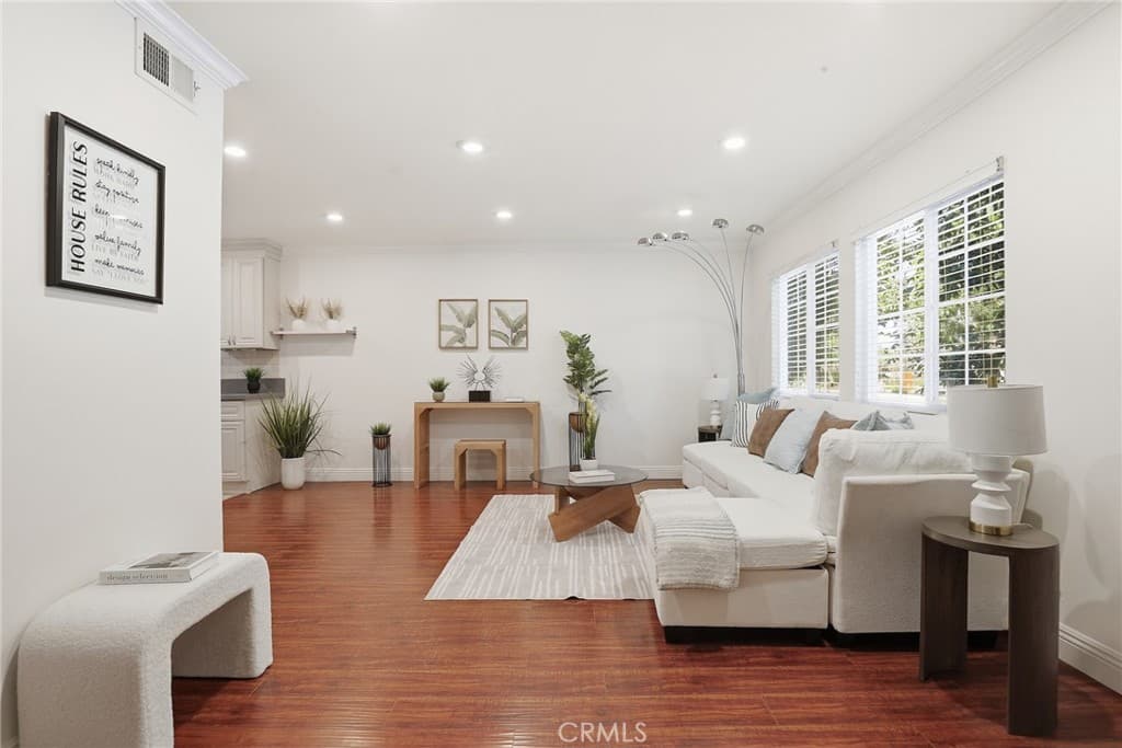 4189 Vineland Avenue 111
