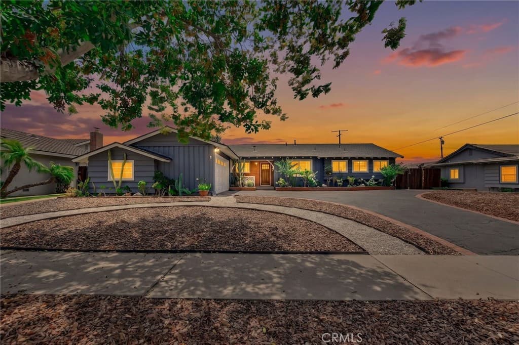 1302 E Bennett