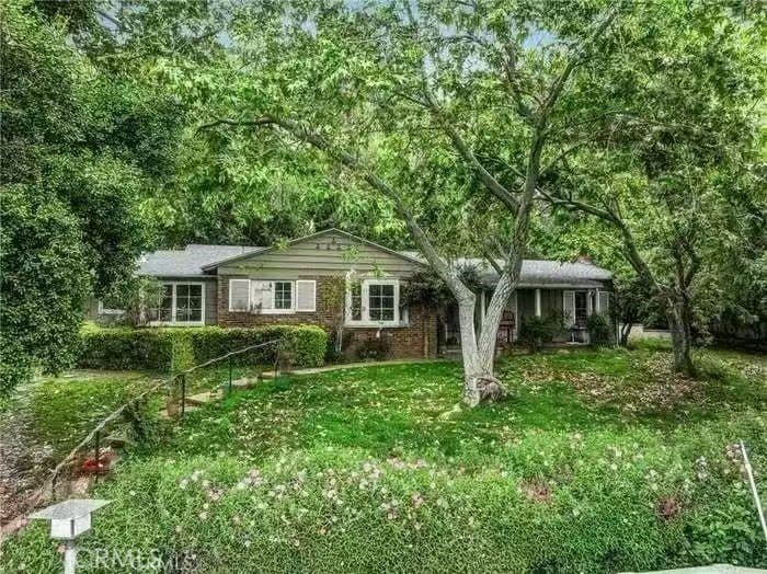 1835 Royal Oaks
