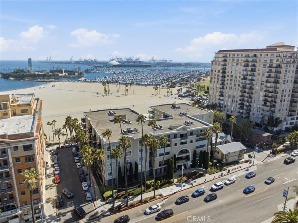 1000 E Ocean 402