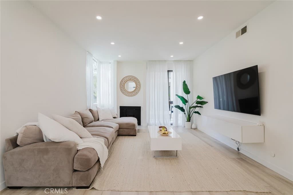 1305 N Columbus Avenue 204