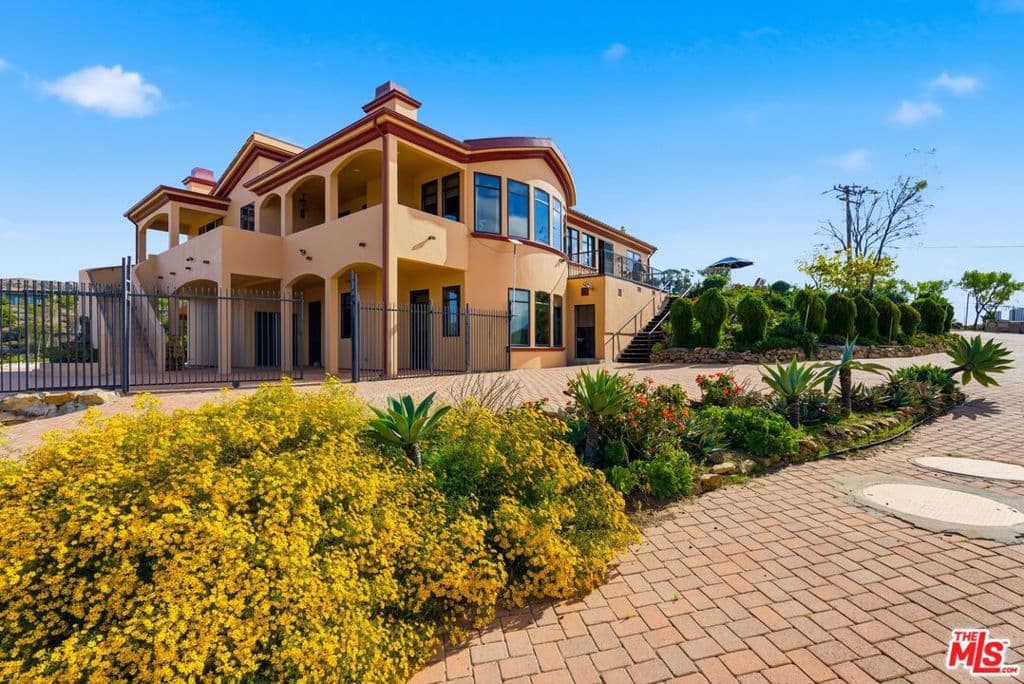 10825 Pacific View Drive