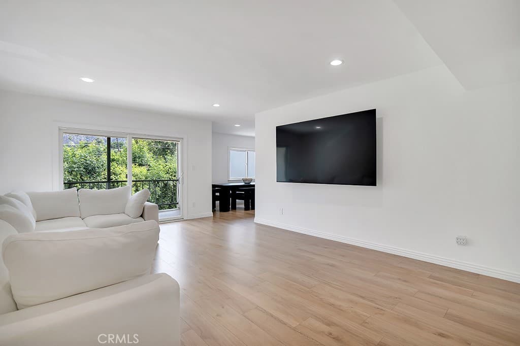1015 N Michillinda 302