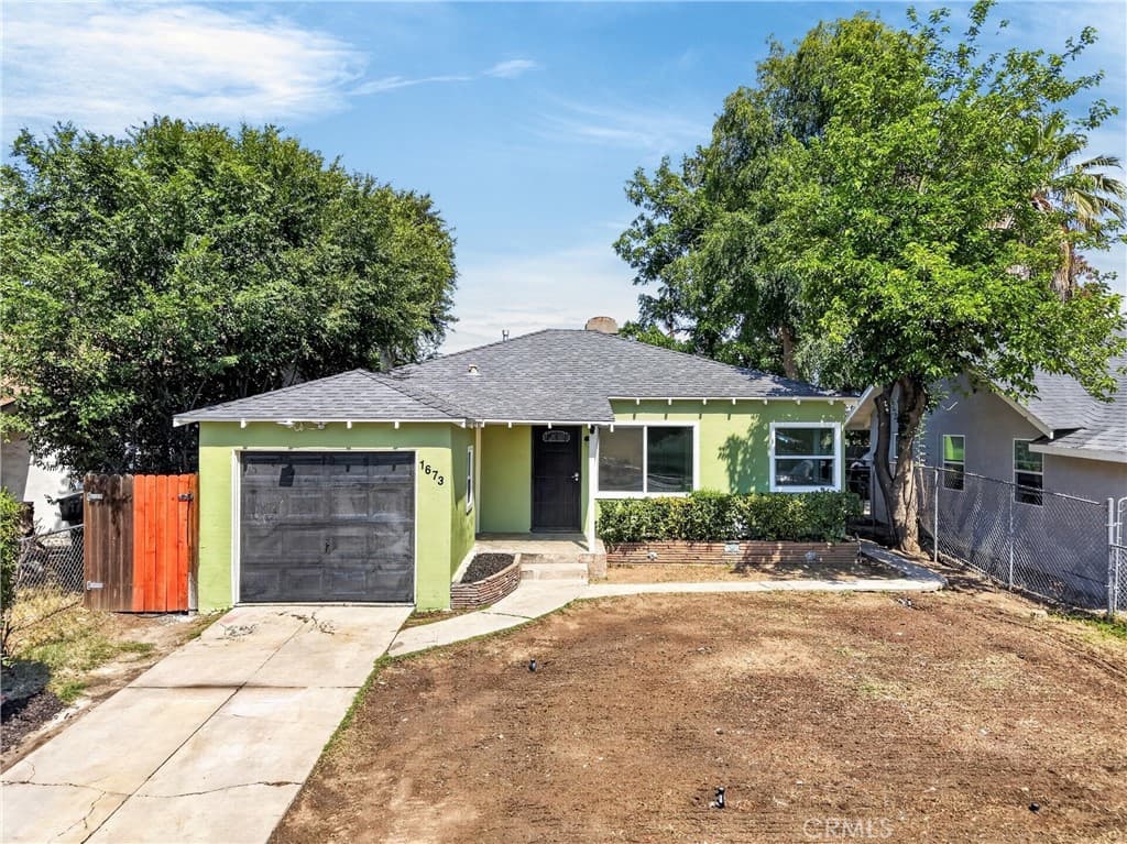 1673 N Mountain View